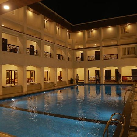 The Riviera Hotel Тени Екстериор снимка