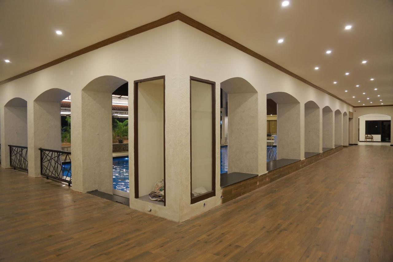 The Riviera Hotel Тени Екстериор снимка