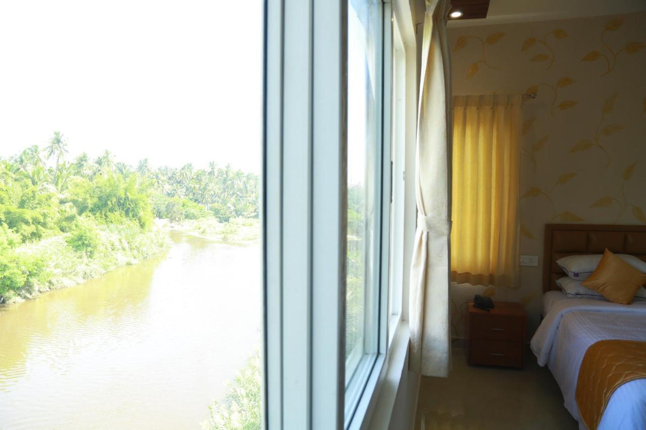 The Riviera Hotel Тени Екстериор снимка