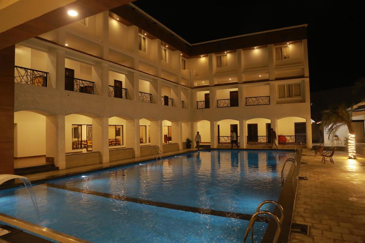 The Riviera Hotel Тени Екстериор снимка