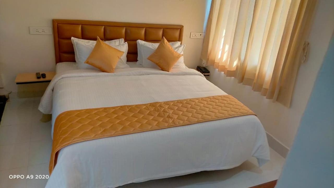 The Riviera Hotel Тени Екстериор снимка