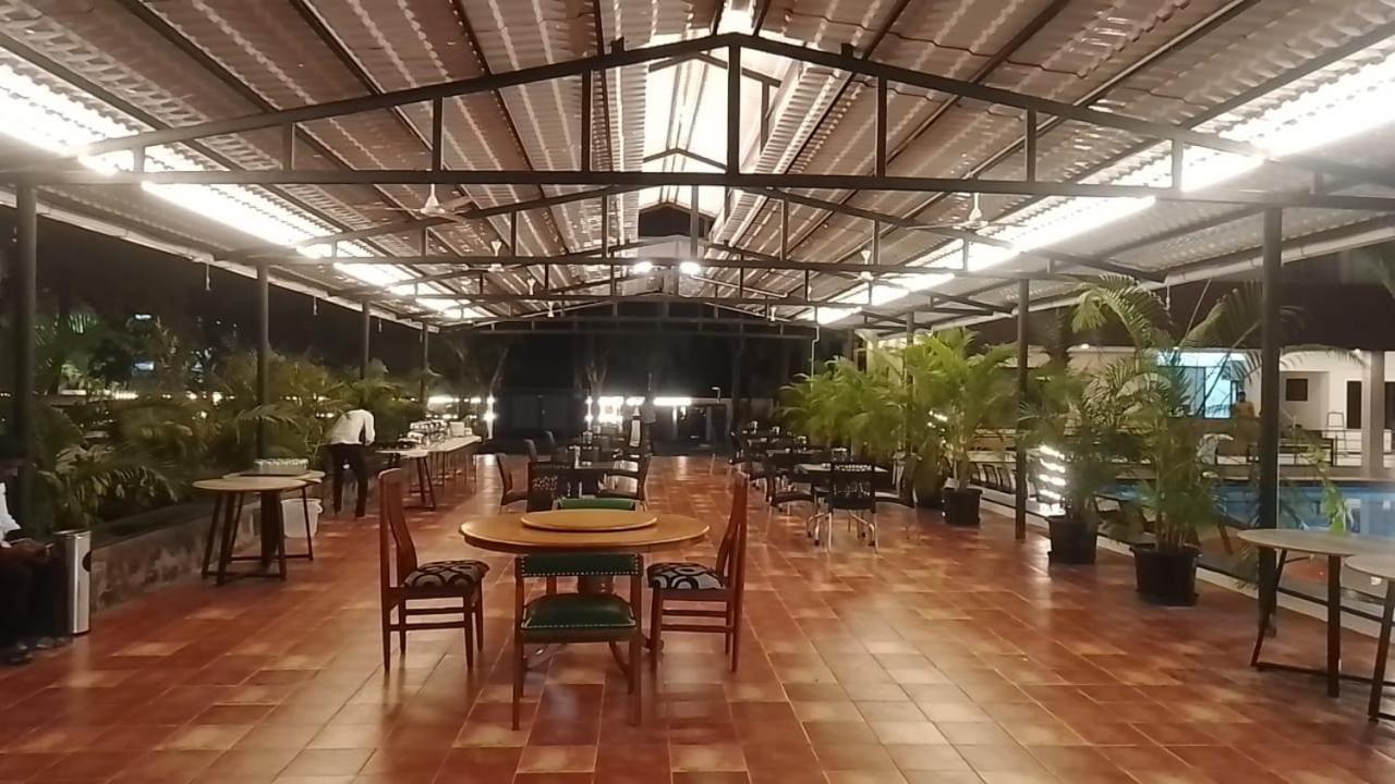 The Riviera Hotel Тени Екстериор снимка