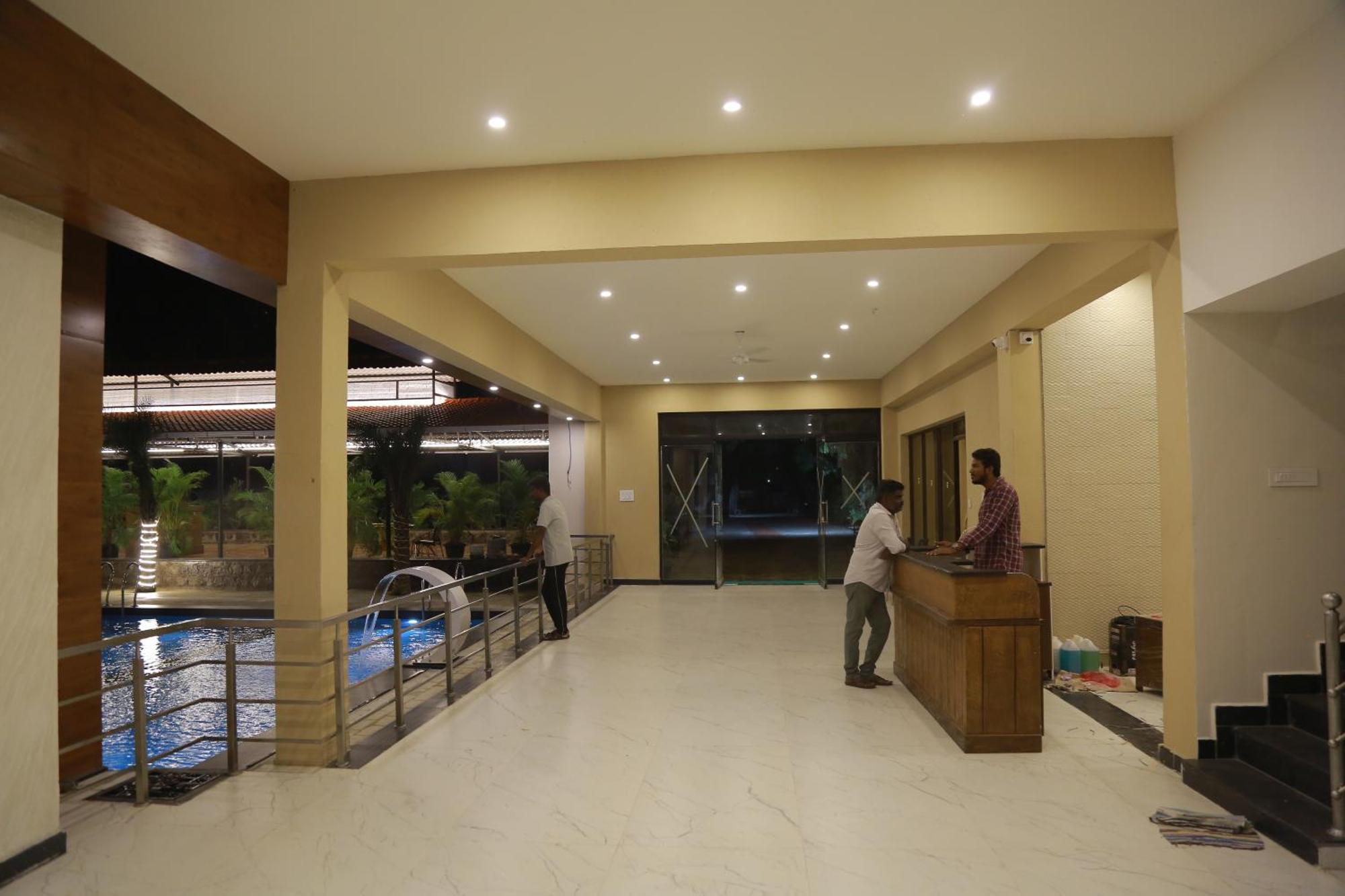The Riviera Hotel Тени Екстериор снимка