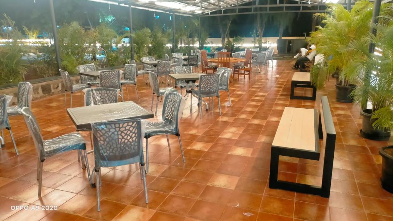 The Riviera Hotel Тени Екстериор снимка